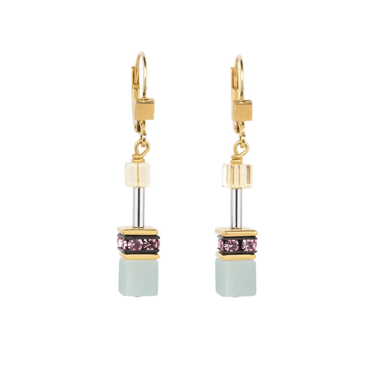 Coeur de Lion oorhangers Multicolour Romance zijn vervaardigd van staal vergulde brisuren, Amazoniet en roze Swarovski kristallen.
Oorhangers zijn uit te breiden met een bijpassende armband en collier.