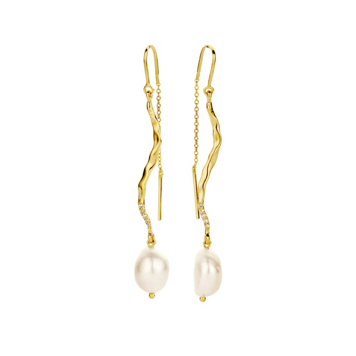 Geïnspireerd door Marilyn Monroe, godin van het witte doek. Sensueel vloeiende oorbellen met 10x diamanten en een barokke parel.