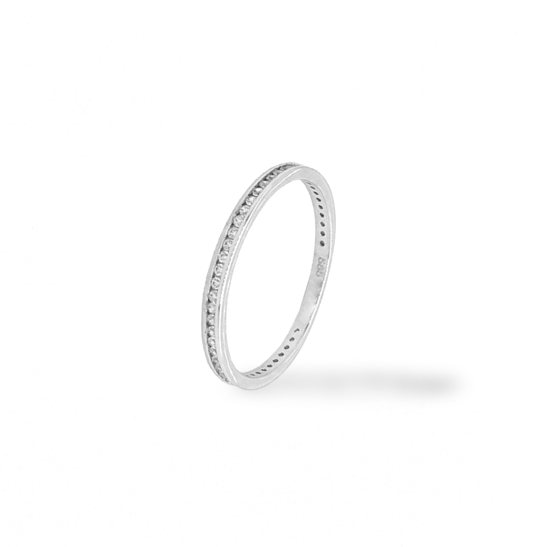 Een rij ring met zirkonia stenen is een schitterend sieraad wat ontzettend goed te combineren valt met andere sieraden. Deze ring is volledig witgoud en de zirkonia stenen zijn briljant geslepen. De ring is niet te opzichtig, maar precies goed om te combineren. De zirkonia stenen zitten bijna helemaal rondom de ring gezet, oftewel deze ring schittert letterlijk aan elke kant.
