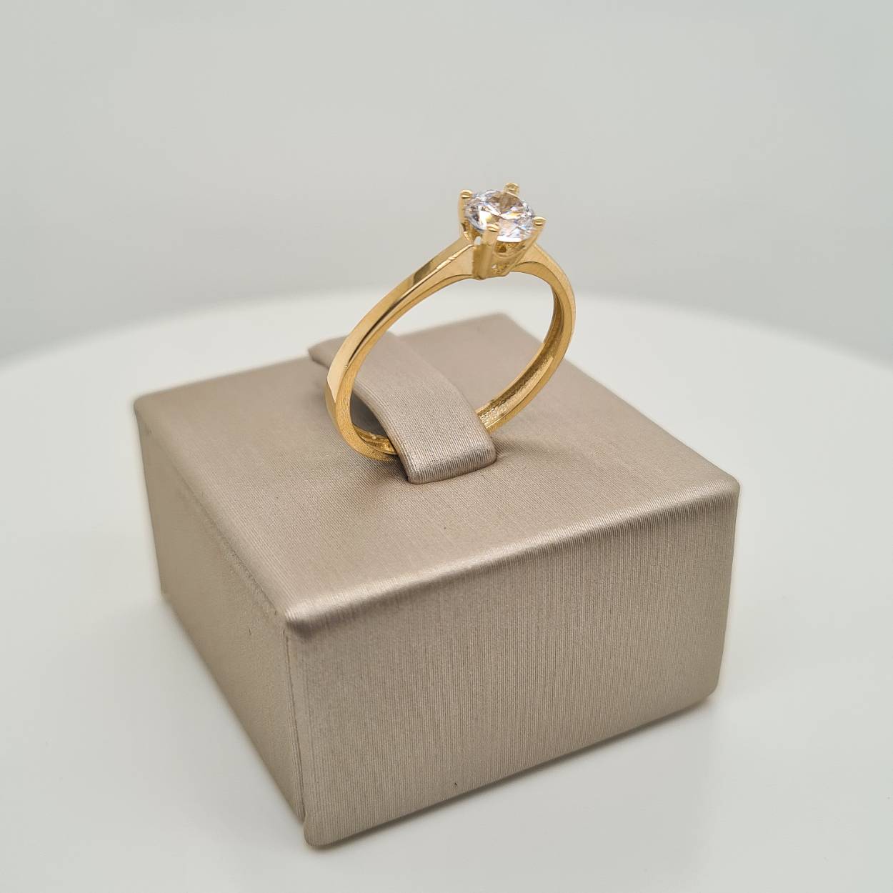 Prachtige 14 karaat gouden ring met zirkonia. 

Deze ring is maat 54, heeft u interesse in een andere maat? Neem dan contact met ons op