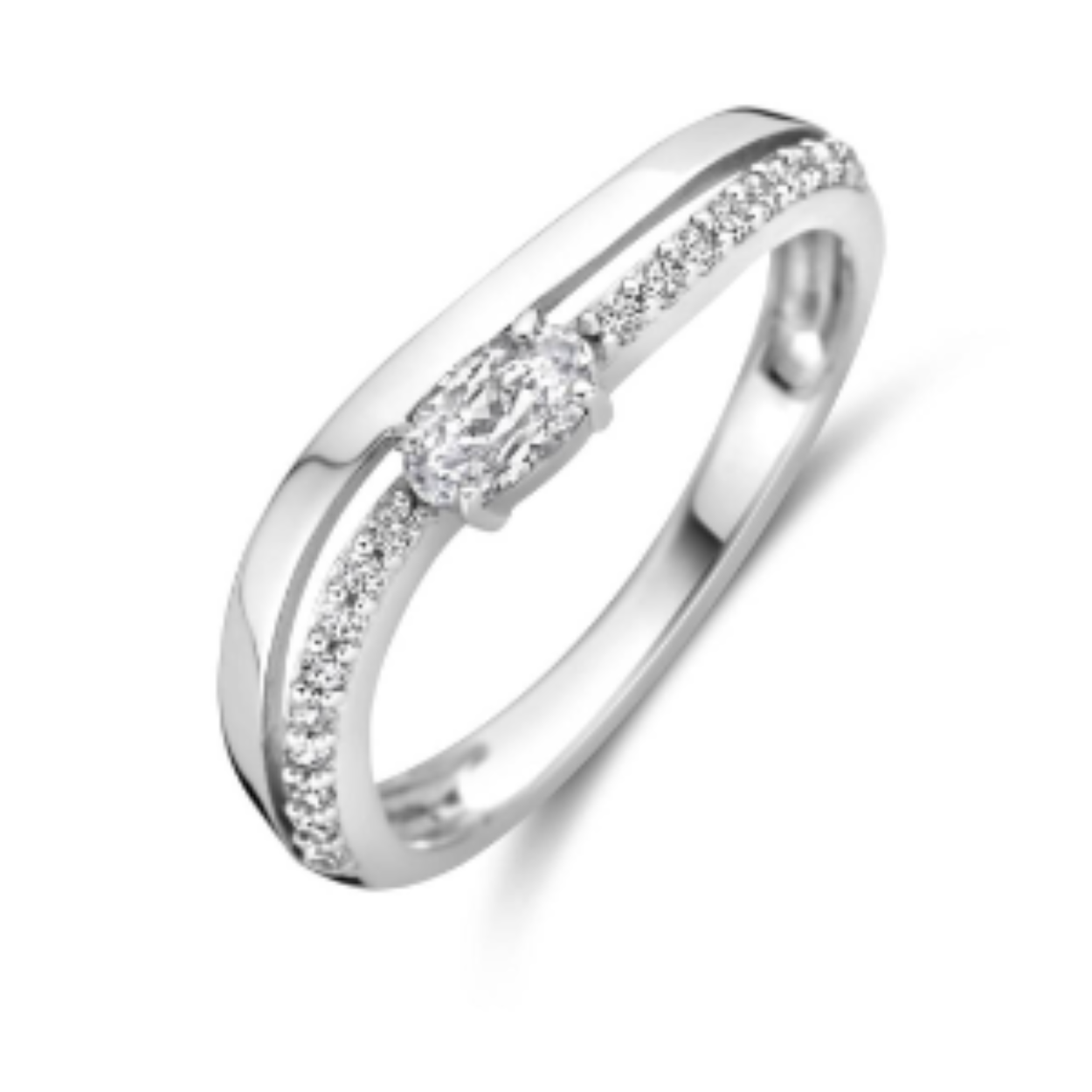 Gerhodineerd 925 zilveren ring uitgevoerd met zirkonia. De ring heeft een breedte van 4.5mm.