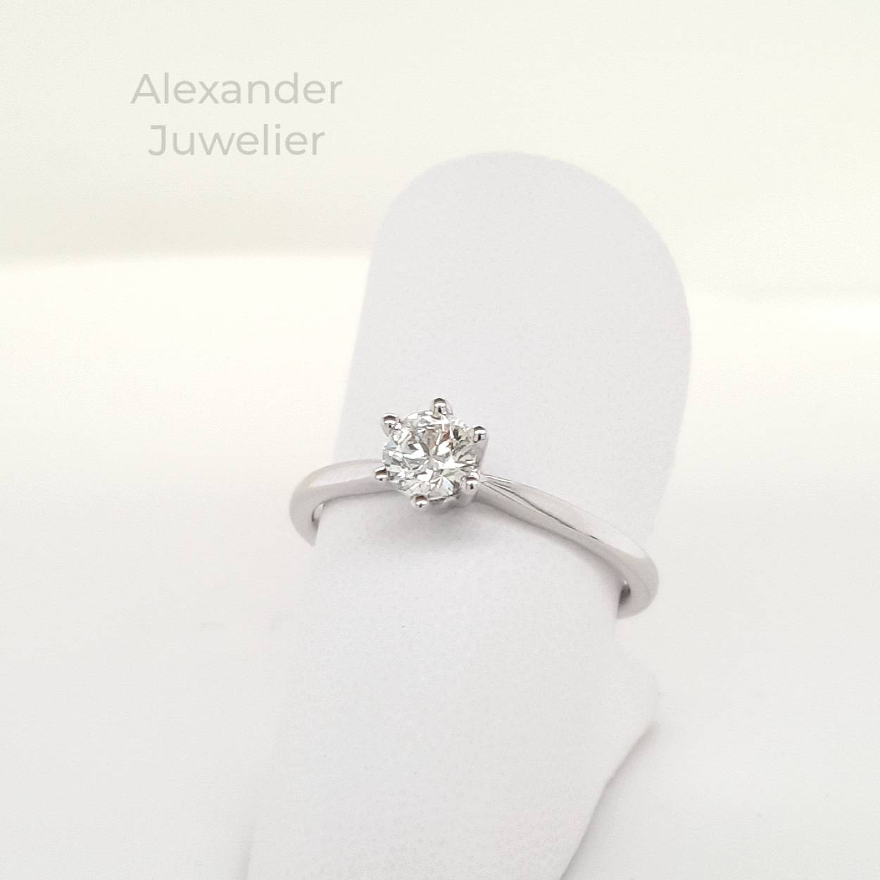 De 14krt geelgouden ring, model NICOLE-R40, is prachtig vervaardigd met een 0,40ct diamant van H-SI kwaliteit. Deze ring behoort tot de categorie 'JEWEL' en is specifiek een 'RING' in maat 55. Draag deze elegante ring op een speciale gelegenheid of als alledaagse luxe. Combineer met andere gouden sieraden voor een verfijnde look.