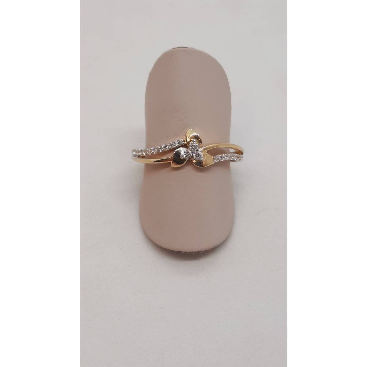 De gouden ring, modelnummer BREA-JOY-0004074, is een elegant sieraad van 14-karaats goud met stenen. Met een glanzende afwerking en goudkleurig ontwerp, is deze ring maat 54 ideaal als opvallend accessoire. Draag hem solo voor een verfijnde uitstraling of combineer met andere sieraden voor een gedurfde look. Perfect voor elke gelegenheid!