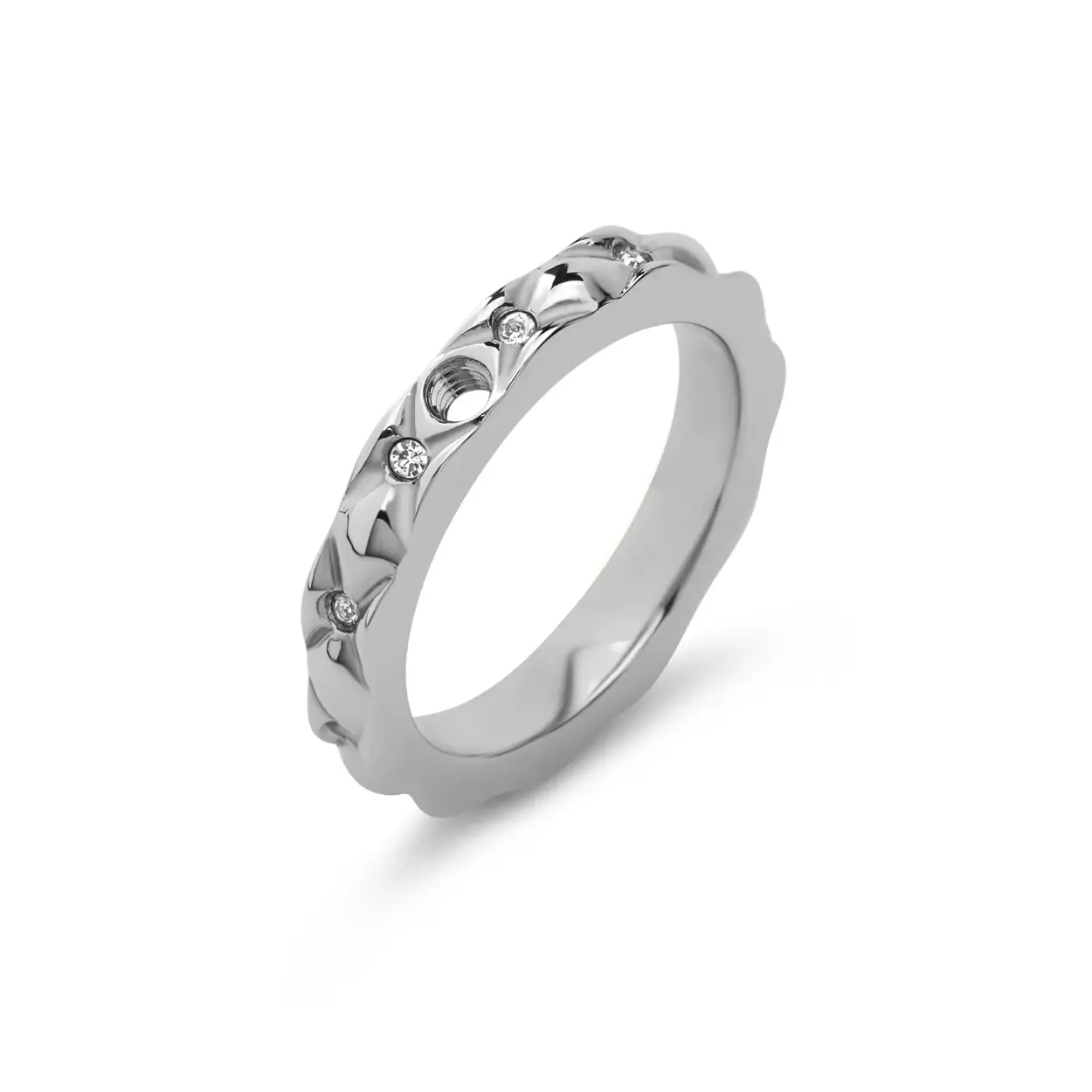 De Melano Twisted Toto ring is de verwisselbare Twisted versie van de ready-to-wear Friends Elena ring. De voelbare textuur is afgewerkt met verfijnde kristalkleurige zirkonia steentjes, deze afwerking is een knipoog naar de welbekende chesterfield meubels. De Toto ring is 3,5 mm breed en is verkrijgbaar in een zilver-, rose goud- of goudkleurige plating.