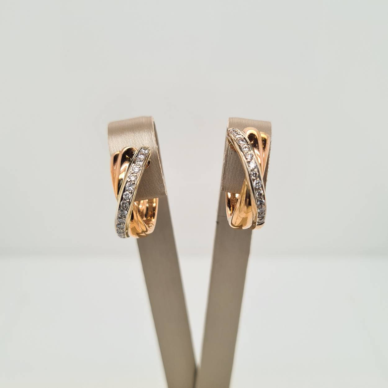 Prachtige 14 karaat gouden oorsieraden met diamant, 0.28crt. 