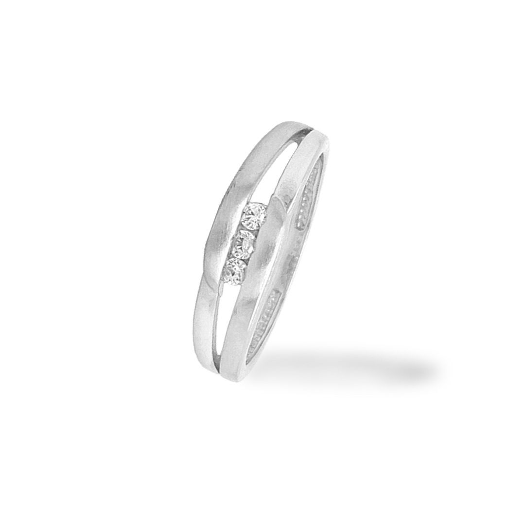 Deze witgouden ring heeft een solide en elegante uitstraling. Het ontwerp is sierlijk en uniek en gecombineerd met drie briljant geslepen zirkonia stenen. De zirkonia stenen geven deze ring een werkelijk schitterende uitstraling. De ring is gedeeltelijk gematteerd.