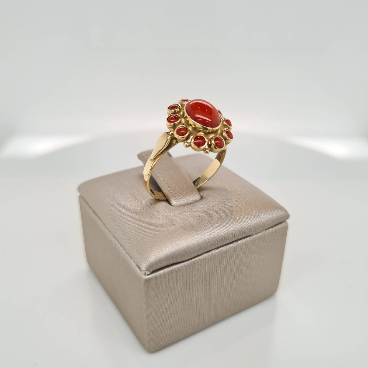 Ring 14 karaat goud gezet met echte bloedkoralen. De ring is in maat 18.