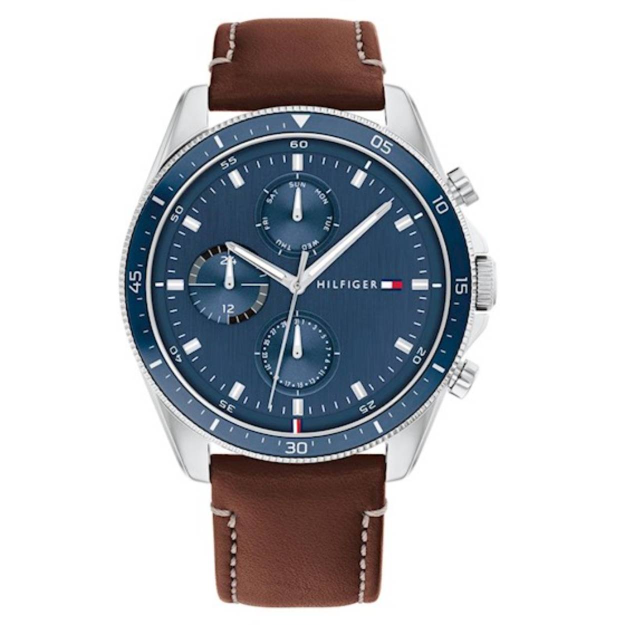 Dit Tommy Hilfiger horloge uit de "Parker' collectie heeft een bruin met wit stiksel leren band. De kast is van staal met een blauw sierrand, de wijzerplaat is ook blauw met witte wijzers. Het horloge heeft als extra functies, dag, datum en 24-uurs aanduiding

Dit trendy heren Tommy Hilfiger TH1791837 horloge beschikt over een Quartz uurwerk. De kleur van de ronde kast van dit herenhorloge is zilverkleurig. Het glas van dit horloge is gemaakt van sterk mineraalglas. Dit prachtige horloge van Tommy Hilfiger is gemaakt van edelstaal.