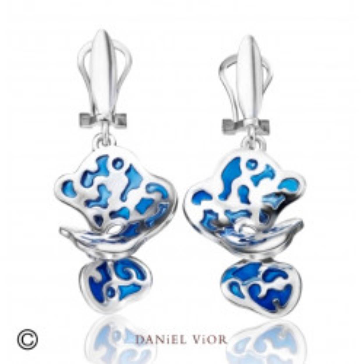 oorhangers NUVOL van Daniel Vior, gemaakt van gerhodineerd zilver met blauw emaille