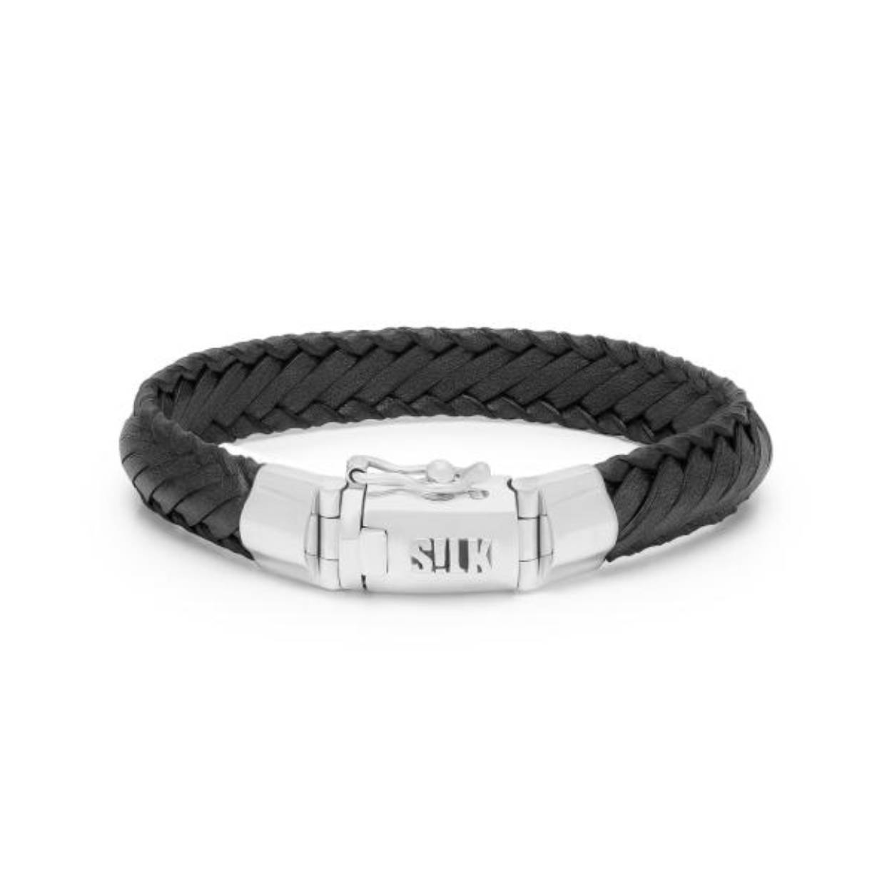 PRODUCT DETAILSOntdek de prachtige Balinese gevlochten stoere zwart lederen armband uit de nieuwste collectie van SILK Jewellery. Sluitend met onze iconische baksloten, straalt deze armband vakmanschap en stijl uit. Combineer met de stoere ontwerpen uit de Bold collectie, zoals de 349 of 371 met haar in elkaar geweven schakelstructur tot een mooie half ronde vorm, welke erg comfortabel draagt. Elke SILK armband wordt met zorg verpakt in een luxe geschenkverpakking.