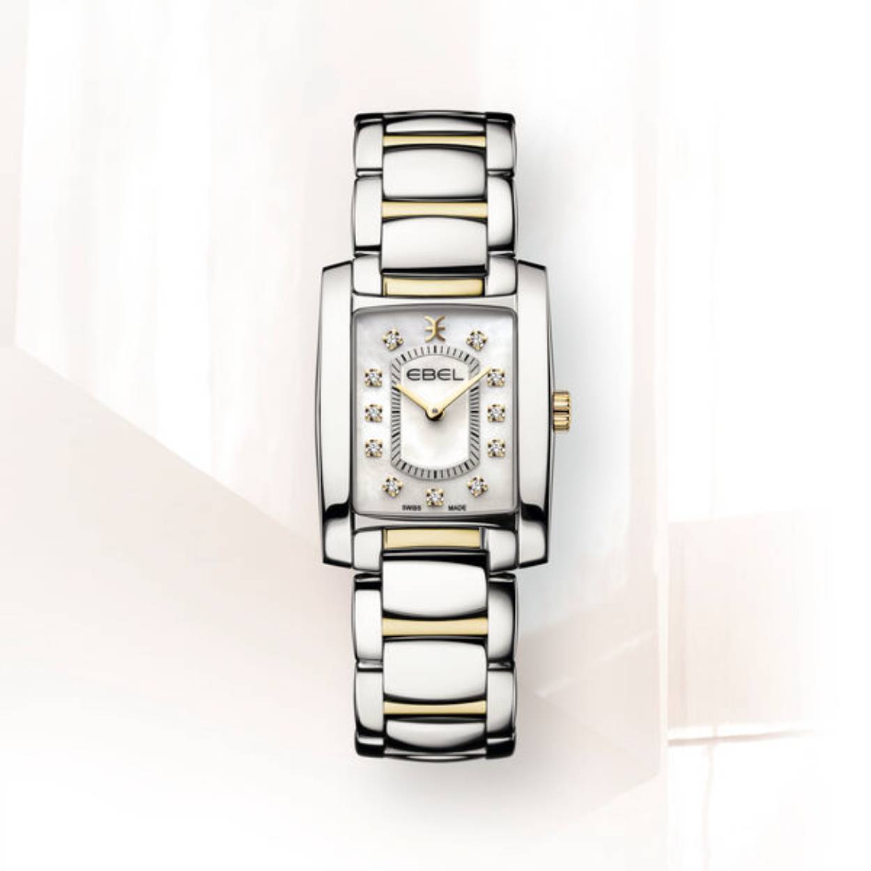 Dit prachtige horloge van Ebel behoord tot de Brasilia collectie. Het ontwerp met haar zachte vormen, maken dit horloge tot een sieraad. Het saffierglas met antireflectiecoating, geeft ons helder zicht op de parelmoer wijzerplaat waarop 11 diamanten schitteren (0.072 ct).