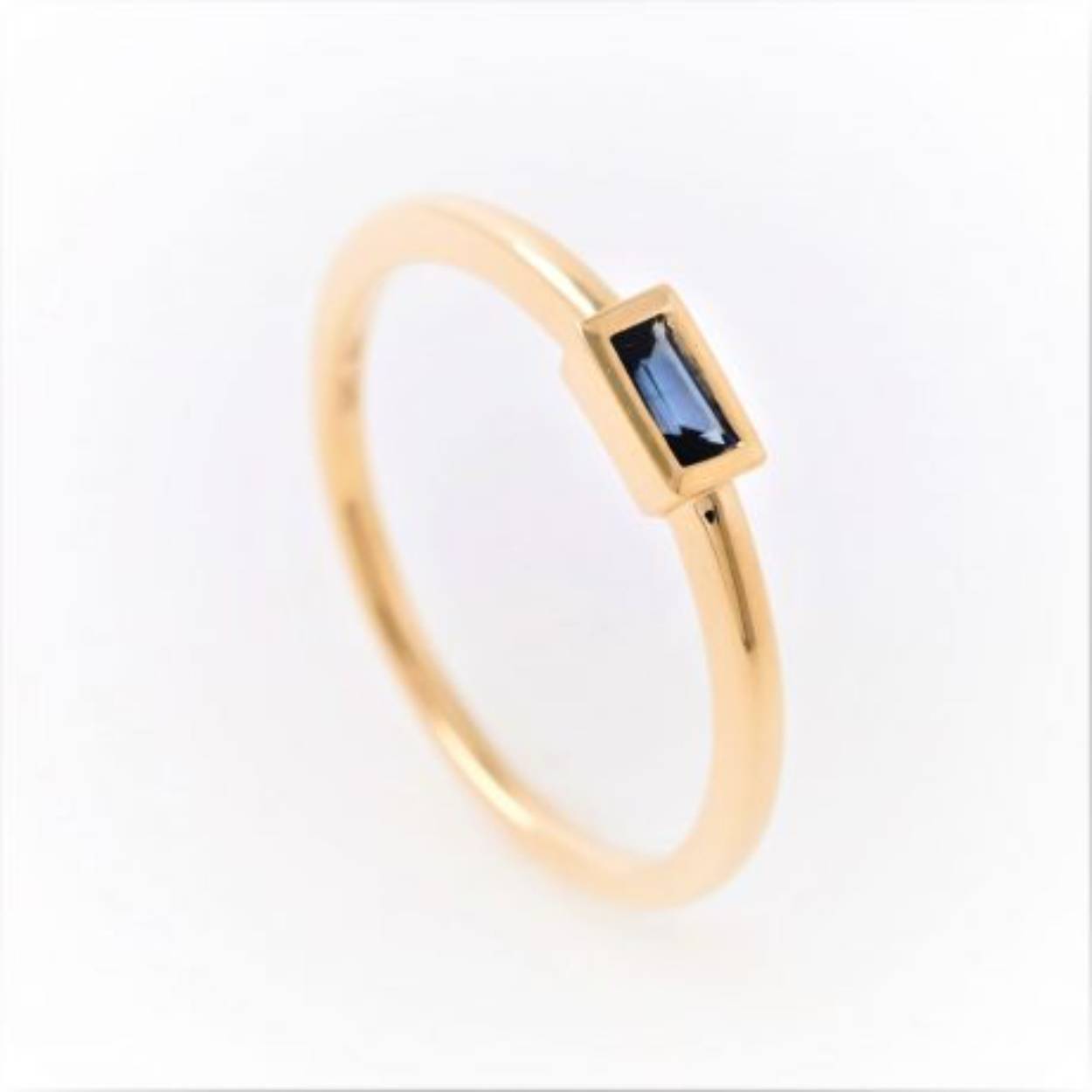gouden ring met een saffier.0.14 crt