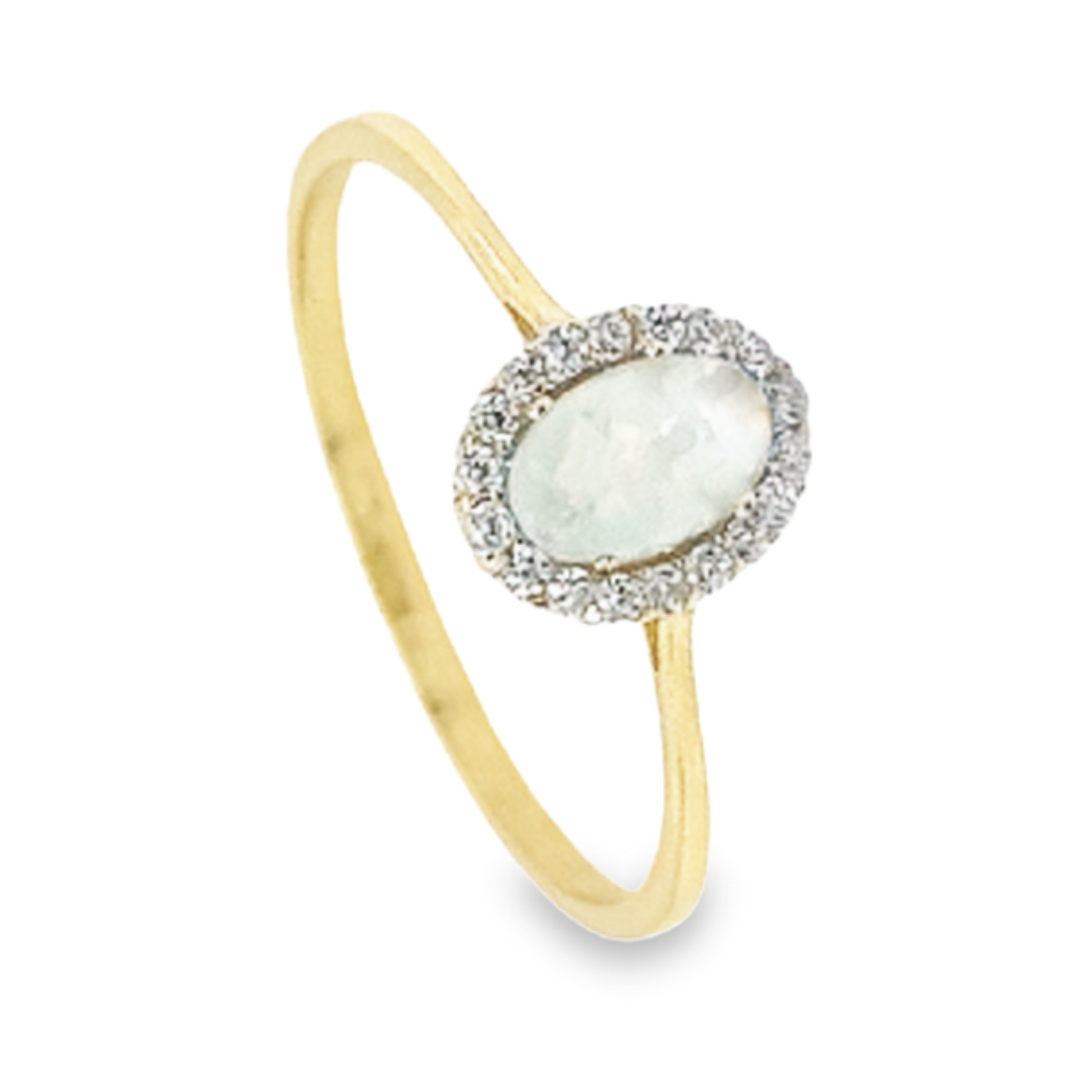 Deze ring is ontzettend elegant. De ovaal geslepen steen is een wit gekleurde opaliet geklemd tussen vier zetpoten. De kleine steentjes zijn briljant geslepen zirkonia's.
