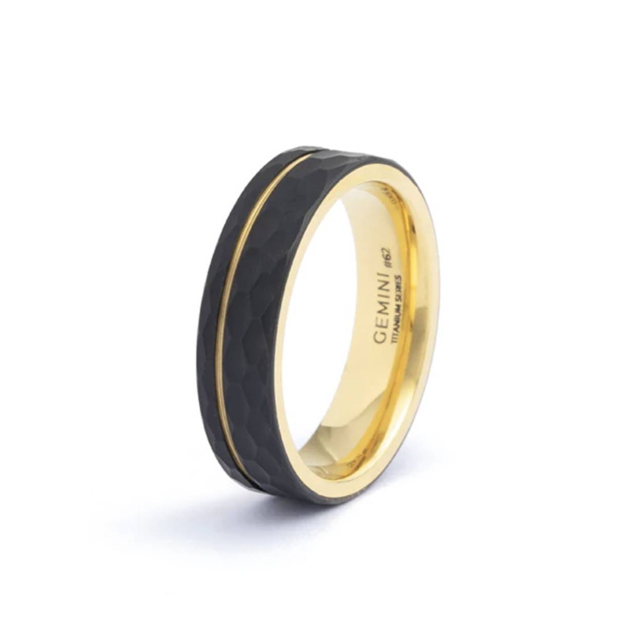 De Alter Gold ring is volledig gemaakt uit titanium. Hij heeft een diameter van 6mm en een gefacetteerde afwerking aan de buitenkant.

Waarom hebben we voor titanium gekozen?
- Het is vederlicht
- Het is supersterk
- Het is een exclusief materiaal dat ook wordt gebruikt in raceauto's, motorboten en ruimtevaart

De ring heeft een comfortabele pasvorm aan de binnenkant en is zeer comfortabel om te dragen. Door het lichtgewicht titanium draag je deze ring zonder problemen dag in, dag uit. Deze ring is verkrijgbaar in EU-maten 54 t/m 72.

De modelnaam 'Alter' is afgeleid van het Latijn en betekent 'anders' of 'anders dan'. Dit is zeker het geval: deze ring is op de meest positieve manier anders!
