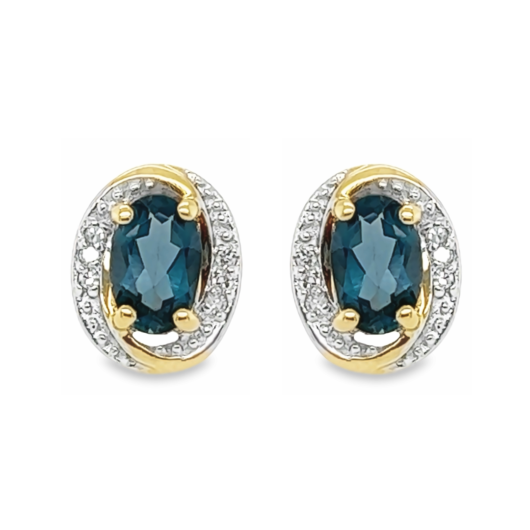 Bicolor gouden oorstekers met London Blue Topaas en Diamant