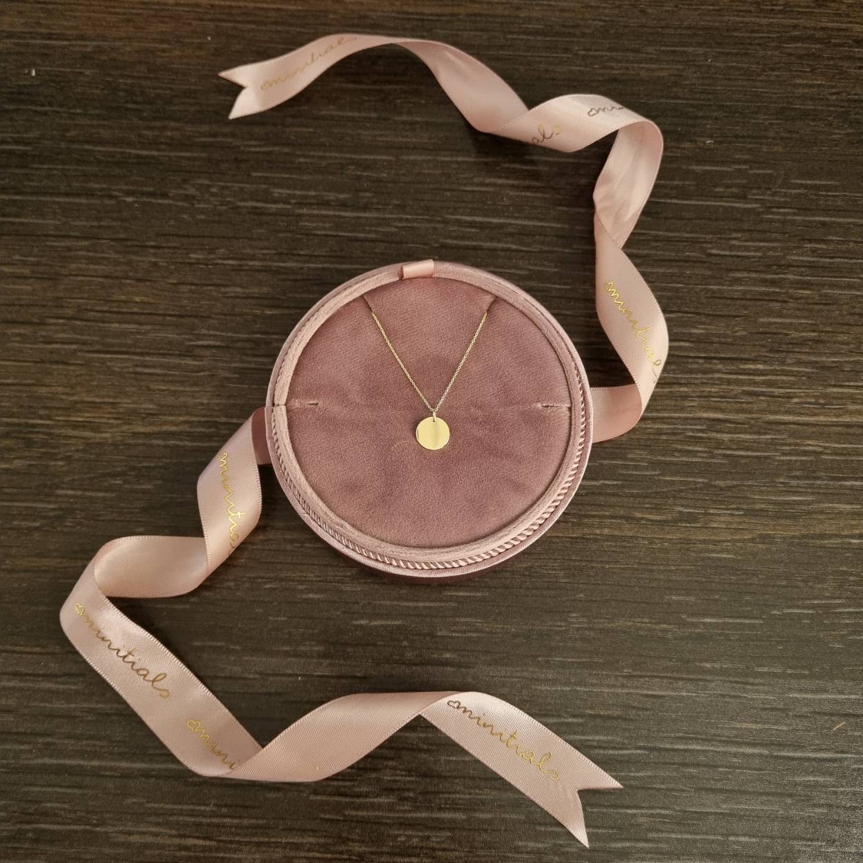 Met de Minitials Kleine Disc Ketting draag je jouw geliefden altijd dicht bij je hart. Kies initialen of symbolen in het unieke Minitials olijftak ontwerp en stel jouw perfecte Minitials ketting samen. 

18 karaat geel, wit of rose goud
Lengte ketting: 44 cm
Versteloogjes ketting: 42 – 43 cm