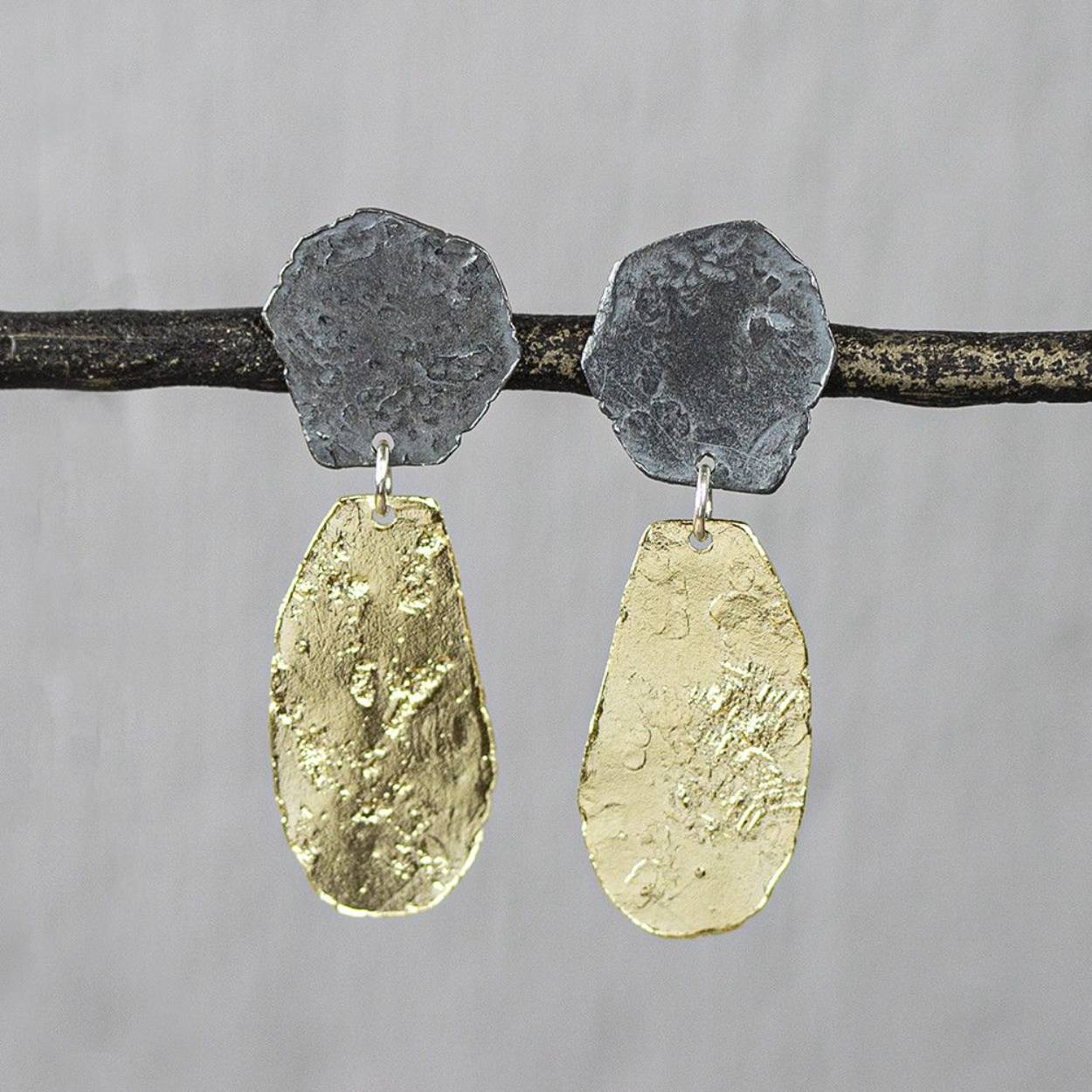 Oorsteker met organische hoeken gemaakt van 925 geoxideerd sterling zilver met zilver verguld.

Materiaal: 925 sterling zilver
De glans van 925 sterling zilver maakt het een gewild edelmetaal voor de vervaardiging van sieraden. Het bestaat uit 92,5% puur zilver en 7,5% koper. Puur zilver is een zacht en buigzaam materiaal, het koper in 925 sterling zilver zorgt voor de stevigheid. De sieraden van Jéh Jewels zijn nikkel vrij.

Materiaal: Geoxideerd zilver
Op dit sieraad is gebruik gemaakt van geoxideerd zilver, dit is een oppervlakte bewerking. Het is mogelijk dat de geoxideerde laag na verloop van tijd door slijtage vervaagd.

Materiaal: Zilver verguld
Vergulden is het bedekken van een voorwerp met een laagje goud. Dit artikel is door een goudbad gehaald wat ervoor zorgt dat het zilver volledig bedekt wordt met een laagje goud. Resultaat een mooie glanzende afwerking met een laagje echt goud wat ook wel silverplated of goldplated wordt genoemd.