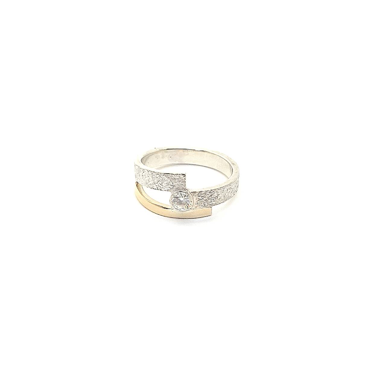 Het contrast tussen de ruwe structuur van het zilver en het glanzen van het goud maakt deze ring zo bijzonder.

Maak een afspraak en kom deze ring passen! Of bestel haar gelijk, dan sturen we deze mooi verpakt naar je toe.