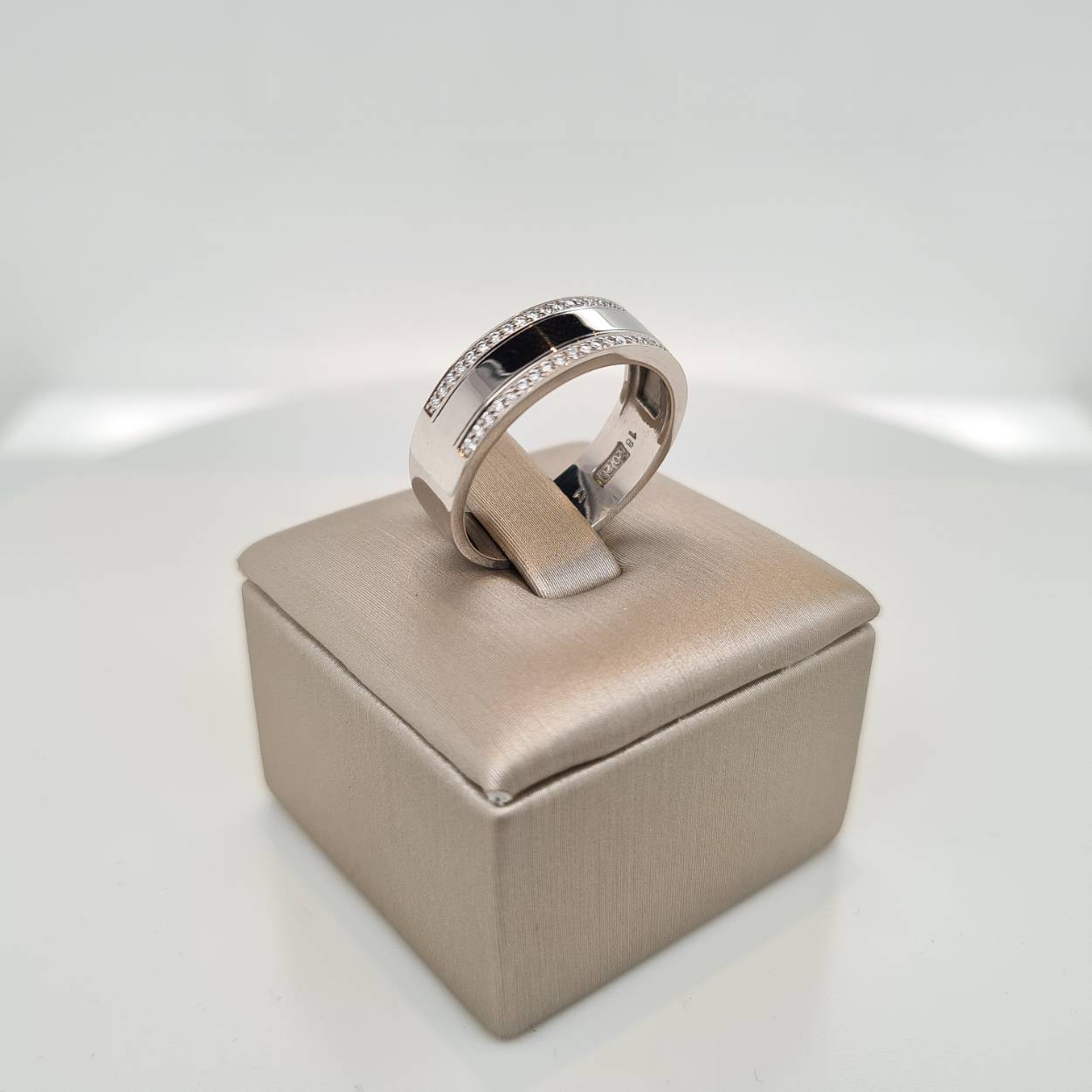 Prachtige 14krt witgouden ring met diamant 0,18crt H SI. De maat van de ring is 55 (17 1/2). Heeft u een andere maat neem dan gerust contact met ons op.
