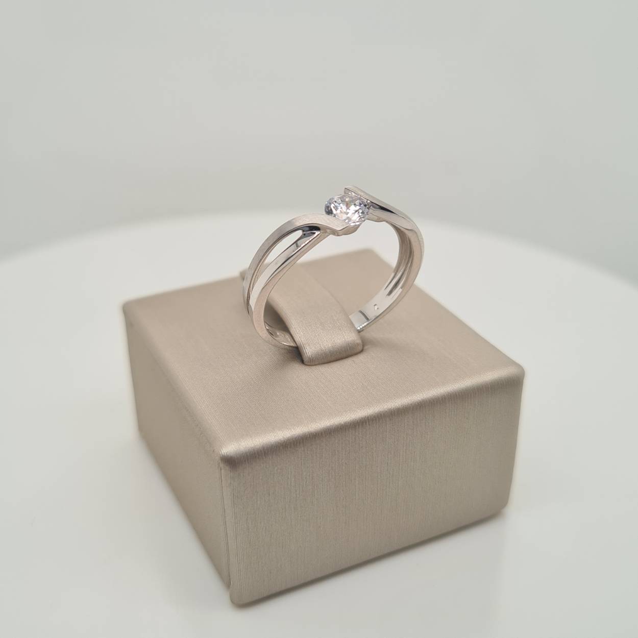 Prachtige 14krt witgouden ring met zirkonia. 

Deze ring is maat 54, heeft u interesse in een andere maat? Neem dan contact met ons op