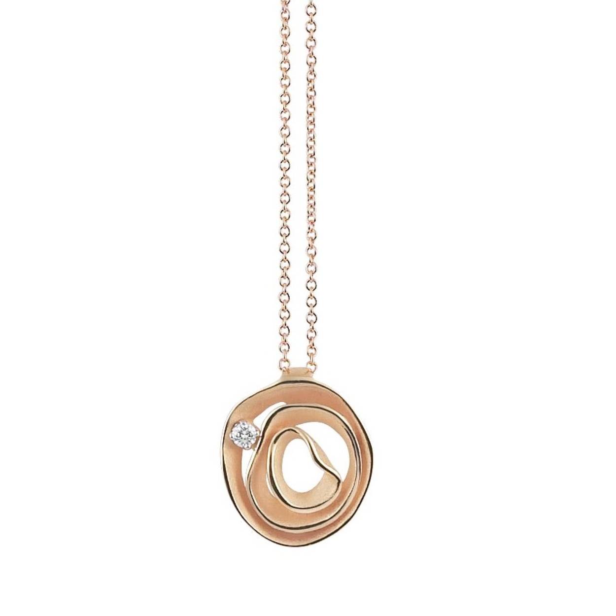 18krt gouden collier met diamant 0,04crt uit de Dune Collectie van AnnaMaria Cammilli. De kleur van het collier is orange apricot, een zachte oranje kleur, zo delicaat als de kleur van een abrikoos. Voor een verfijnde impact op de huid.

Referentienummer: GPE2442J