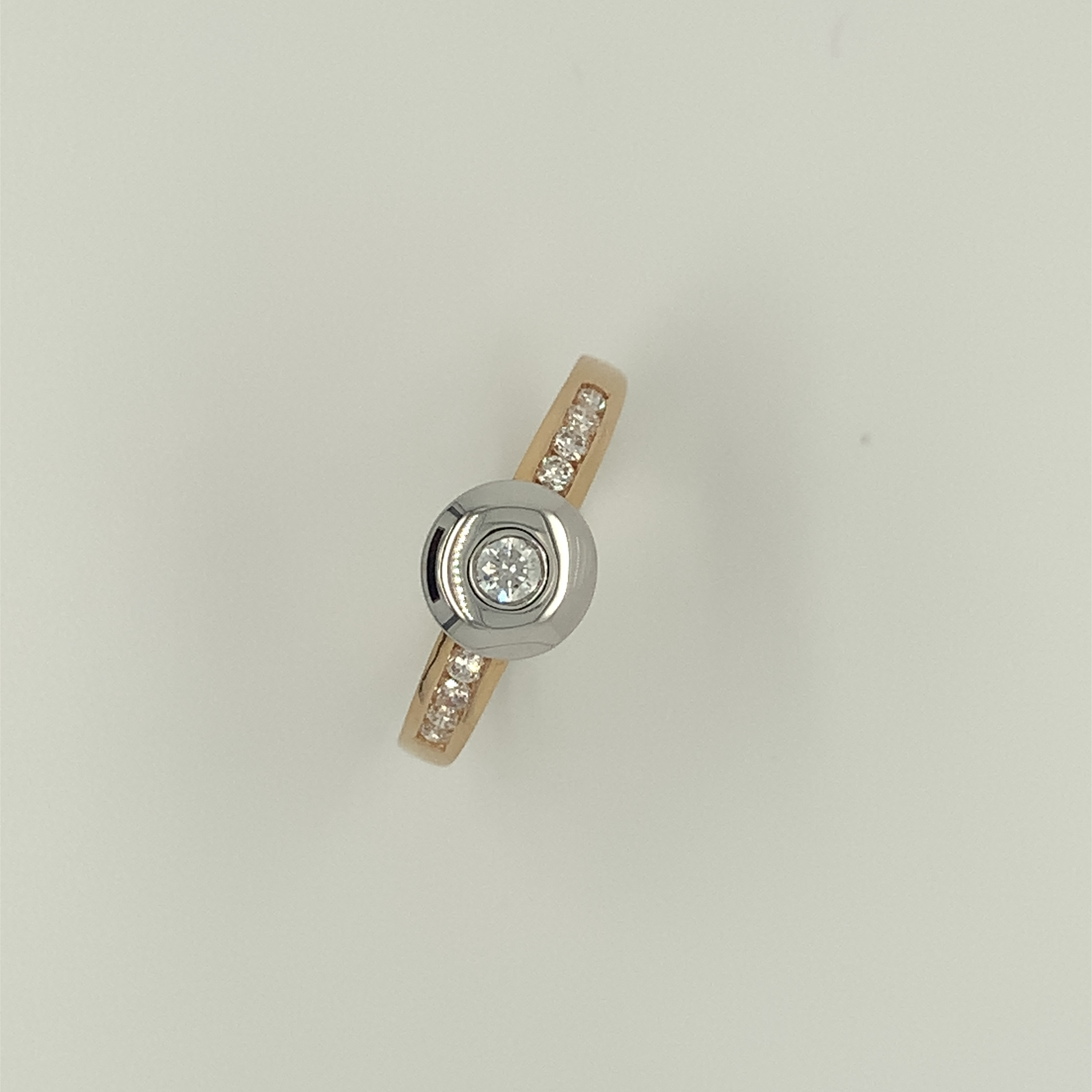 Mooie gouden damesring 14krt met briljant 0.30crt