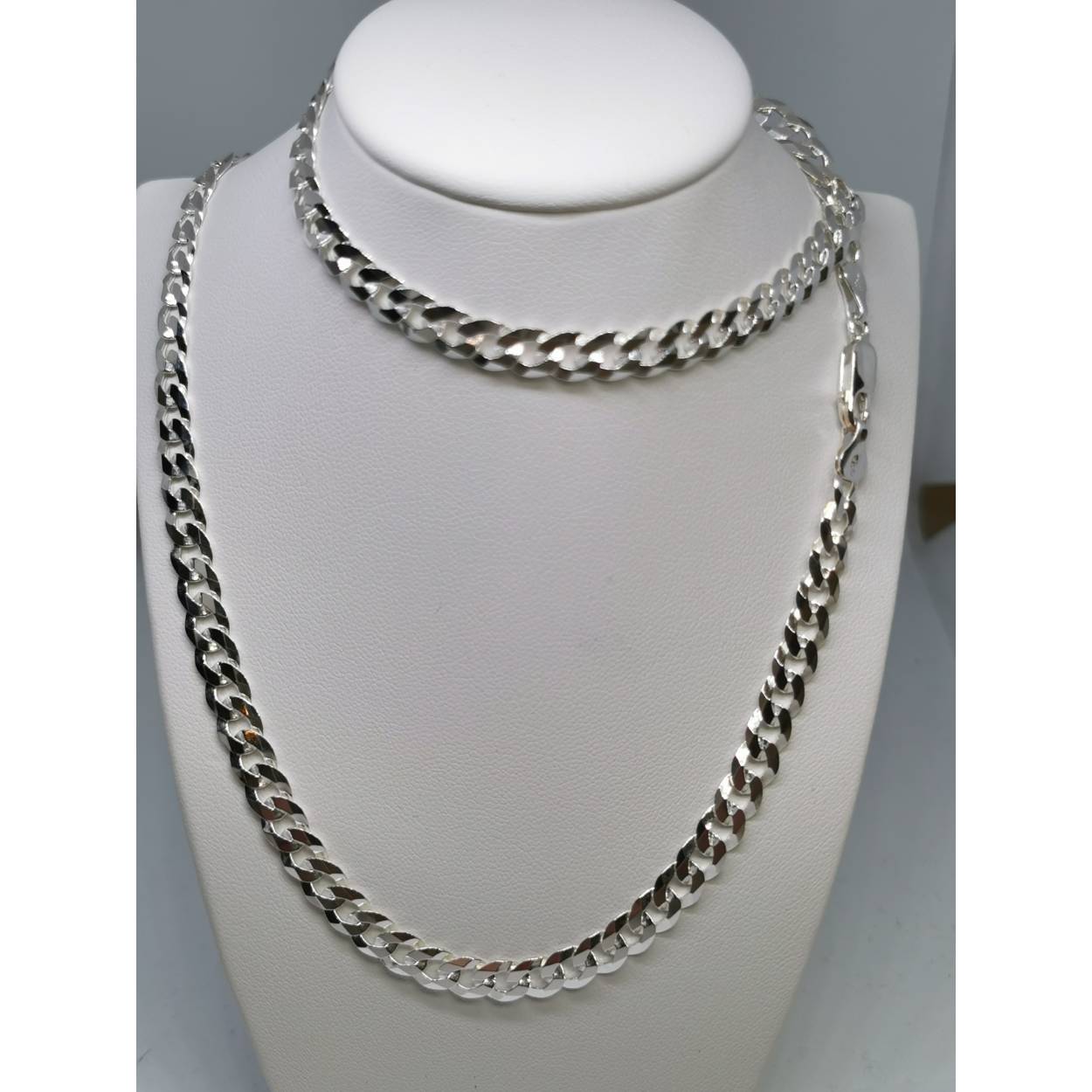 De Gourmette-ketting is een variatie op de gewone basis schakelketting, maar de ronde of ovale schakels zijn gedraaid en meestal vlak afgeslepen (diamant geslepen), zodat de schakels mooi plat in elkaar overvloeien. Deze schakelketting heeft de grootste variatie aan breedten, variërend van enkele millimeters tot enkele centimeters. De gourmet schakels zijn populair bij heren sieraden.