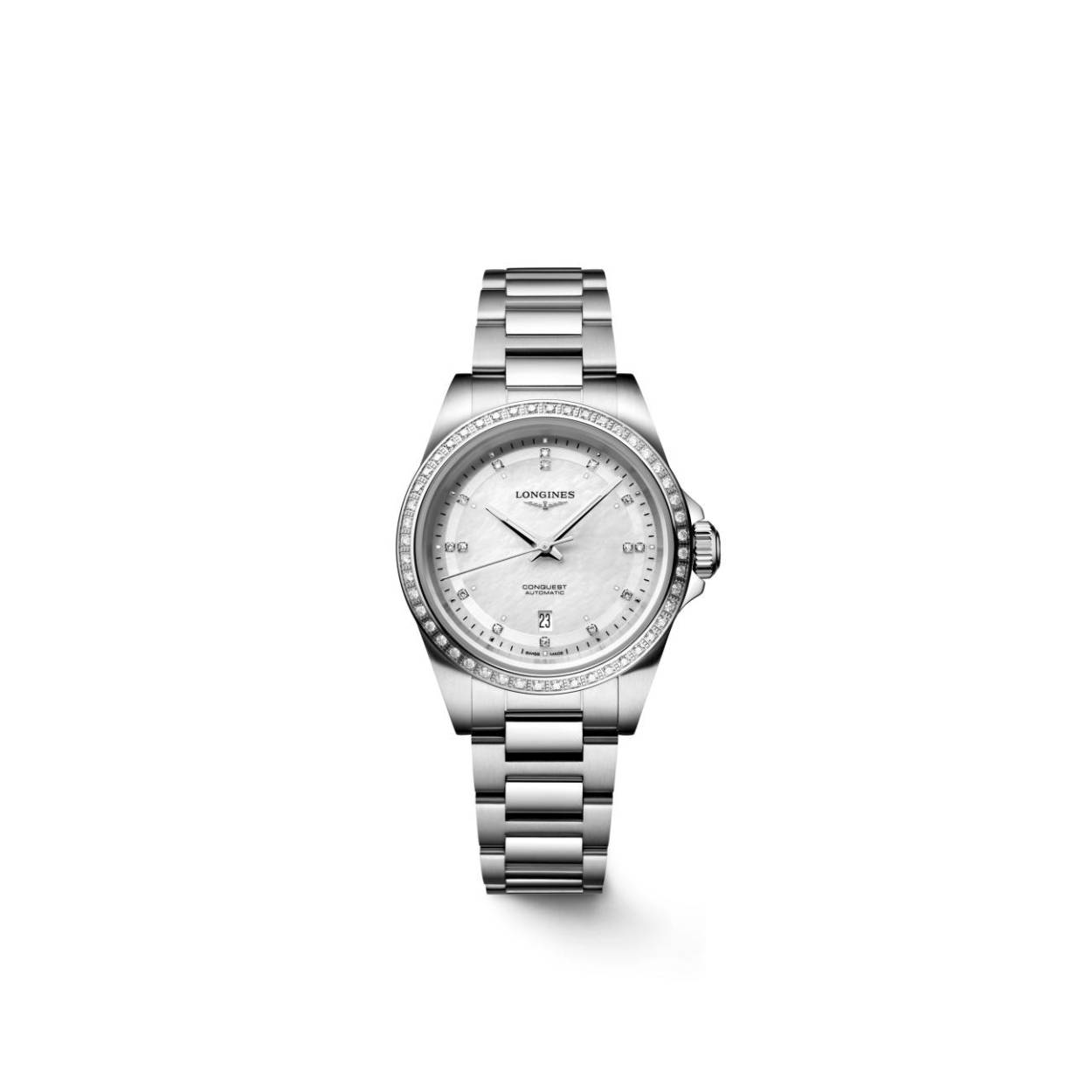 Dit Longines horloge behoort tot de Conquest collectie.
Referentienummer: L3.320.0.87.6

Dit Longines Conquest horloge is uitgerust met een automatisch kaliber L592 met een powerreserve van 45 uur. De kast en band zijn gemaakt van staal. Het horloge heeft een diameter van 30 MM en is getest op een waterdichtheid van 10 ATM / 100 M. De witte parelmoer wijzerplaat is versierd met 15 Top Wesselton VS-SI diamanten met een totaal van 0.037ct. Op de lunette schitteren nog eens 48 Top Wesselton IF-VVS diamanten met een totaal van 0.326ct. Het horloge heeft een krasvrij saffierglas met een anti-reflectieve coating.