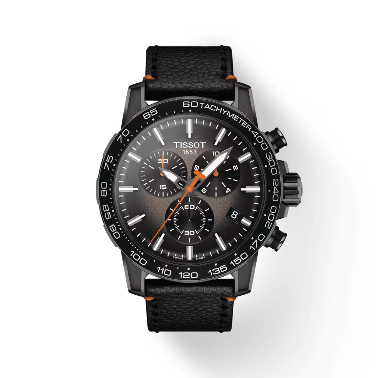 De Supersport Chrono Basketball Edition is een modern en mannelijk sportchronograafhorloge dat hoogwaardige Zwitserse uurwerken en design combineert met de energieke dynamiek, geïnspireerd door Tissots lange samenwerking met basketbal. De gradiëntzwarte wijzerplaat met een origineel basketbalnetpatroon en oranje hoekstiksels op de armband zijn een knipoog naar deze discipline en zijn cultuur. Met een roestvrijstalen kast van 45,5 mm met zwarte PVD-coating en een vaste lunette met een tachymetrische schaal heeft de Supersport veel karakter. Het is uitgerust met een end-of-life-functie die u laat weten wanneer de batterij moet worden vervangen en de indexen en wijzers zijn gecoat met Super-LumiNova® voor een gemakkelijke zichtbaarheid van de tijd, waardoor dit het ideale accessoire is voor mannen met assertieve stijl. Als je een extra persoonlijk tintje wilt toevoegen, kun je hem zelfs personaliseren door hem te combineren met een andere armband dankzij het eenvoudig verwisselbare systeem.