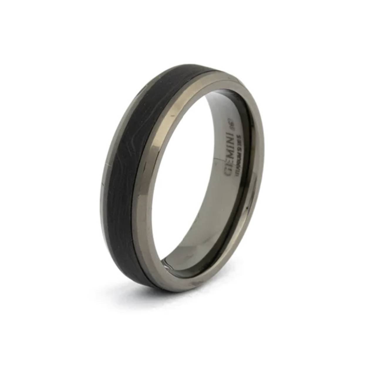 Deze Rota Black Carbon ring is gemaakt met titanium en gesmeed carbon. Deze koolstofsoort is maar liefst 5 keer lichter en 10 keer sterker dan staal. Dit carbon wordt gemaakt door onder hoge druk flinterdunne stukjes koolstofvezel op elkaar te persen.

Waarom hebben we voor titanium gekozen?
- Het is vederlicht
- Het is supersterk
- Het is een exclusief materiaal dat ook wordt gebruikt in raceauto's, motorboten en ruimtevaart

De ring heeft een comfortabele pasvorm en is zeer comfortabel om te dragen. Door het lichtgewicht titanium draag je deze ring zonder problemen dag in dag uit.

De naam 'Rota' is afgeleid van het Latijn en betekent 'wiel'. Het is een subtiele verwijzing naar de dubbele ronde afwerking aan de buitenzijde van deze titanium ring.