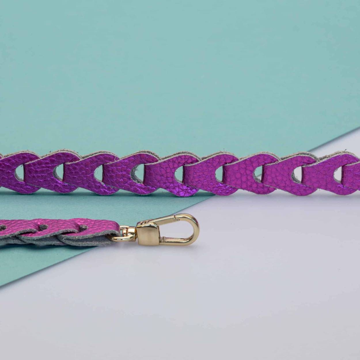 Fashionable, handgemaakt phone cord van fijn gemaakte lederen schakels, dat is Kascha-C’s Mister Sister Cord. Er is volop keuze: een goud- of zilverkleurige afwerking en een tal van onweerstaanbare kleuren. Aan de kliksluitingen aan de uiteinden van het Mister Sister Cord bevestig je gemakkelijk je cover.
Lengte 1,20 m, dikte 1,5 cm