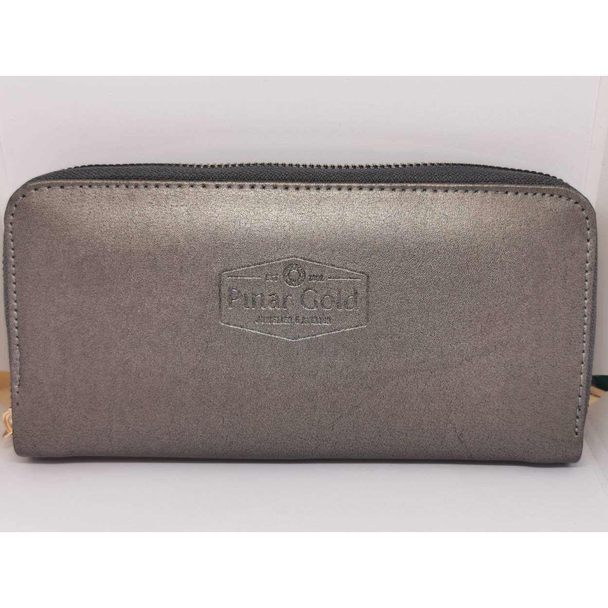 Dit grijze sieraden etui is perfect voor al uw waardevolle sieraden. Zo is dit sieraden etui aan de buitenkant voorzien van gebonden leder met een elegante grijze kleur, die een mooi contrast vormt met de goudkleurige ritssluiting. De etui is aan de binnenkant voorzien van een zeer efficiënte indeling, waardoor u meer dan genoeg sieraden gemakkelijk en veilig kunt bewaren in dit stijlvolle sieraden etui. Dit sieraden etui heeft een lengte van 20cm met een breedte van 10cm.