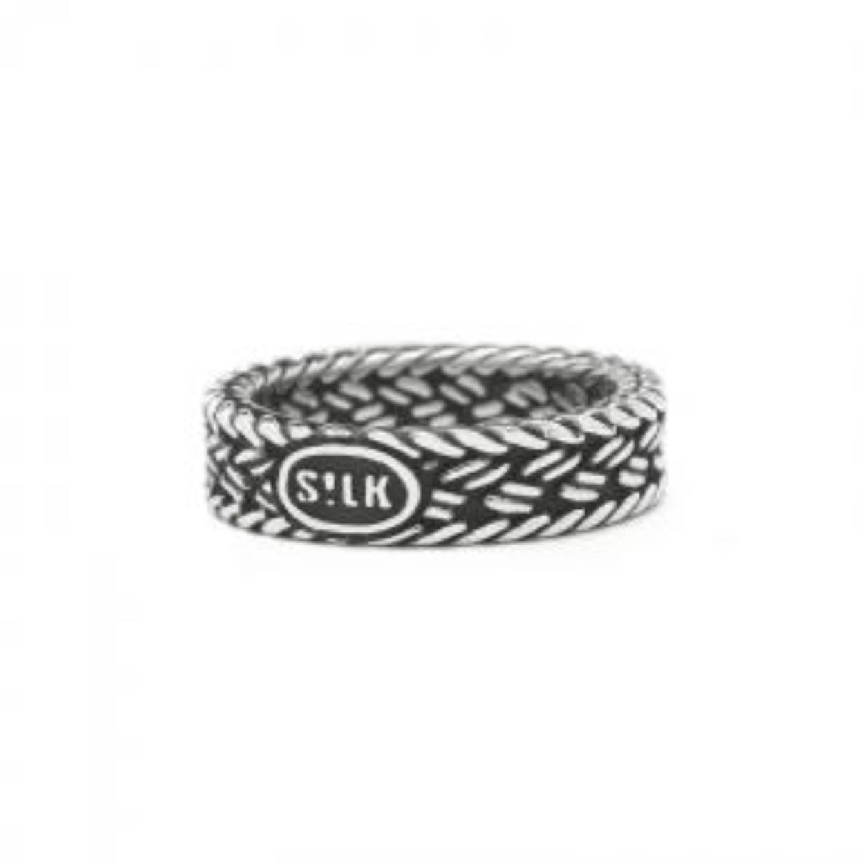 De nieuwe 242 Ring behoort tot SILK haar meest complete Roots collection. De zilveren Roots ring matcht vanzelfsprekend heel goed met verschillende items uit deze collectie maar net zo goed is deze structuur te mixen met andere sterling zilveren sieraden uit de complete SILK collectie.