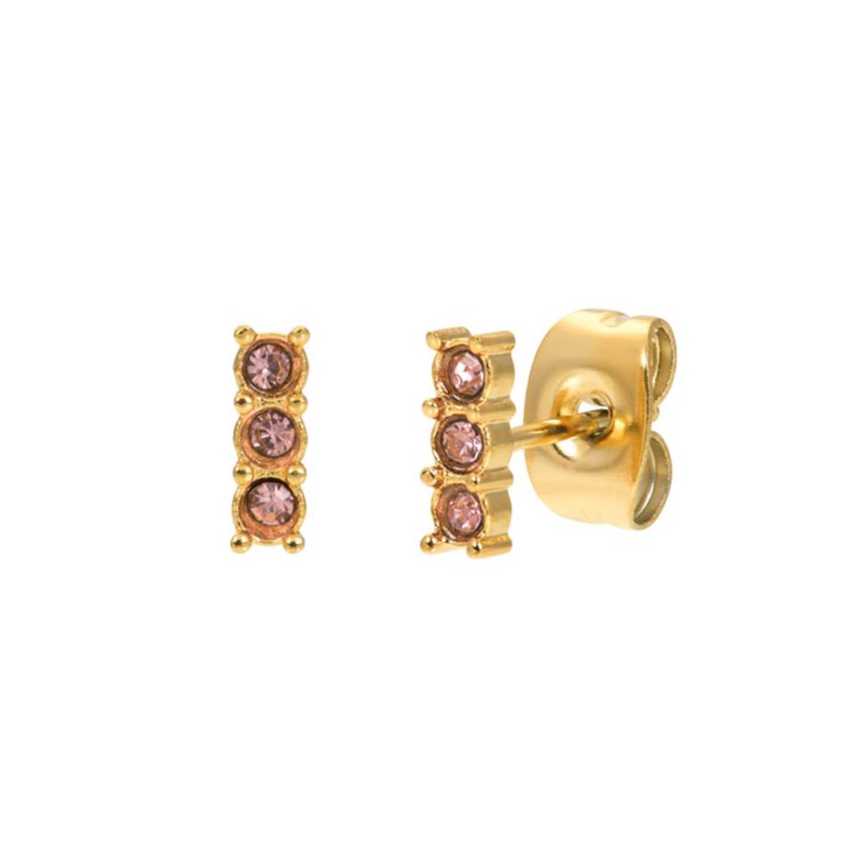 De iXXXi oorbellen Earstud Triple Stone Pink zijn gemaakt van stainless steel en zijn voorzien van een goudkleurige plating. De oorbellen bestaan uit een langwerpige vorm met een hoogte van 6 millimeter. De oorbellen zijn ingelegd met drie rozekleurige zirconias. De iXXXi Earstud Triple Stone Pink is een echte must-have voor jouw earparty! Je kunt namelijk meerdere oorbellen naast elkaar dragen. Heb je meerdere gaatjes in je oren? Draag dan de iXXXi Earstud Triple Stone Pink in je eerste gaatje en combineer met ons grote assortiment iXXXi earstuds in de kleur goud.