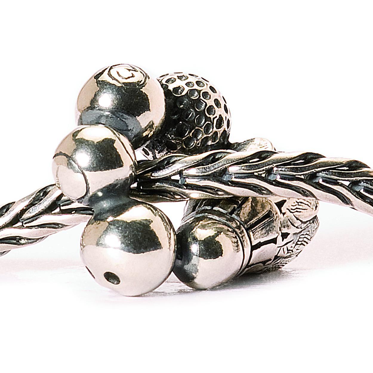 Als iemand echt getalenteerd is, heeft hij of zij de kracht om zijn of haar vaardigheden te transformeren in magische momenten zoals een strike of een hole-in-one. (Pool, Golf, Badminton, Bowlen en Tennis)De TROLLBEADS kralen zijn handgemaakt, dus tweekralen zijn nooit precies hetzelfde. Daarom is jouw TROLLBEADS kraal altijd uniek! Dit geldt de kleurstelling en patroon. De kraal kan iets afwijken van de kraal op de foto. Trollbeads bestaat sinds 1976 en werd gestart door Lise Aagaard. De eerste Trollbeads kraal was van zilver en versierd met 6 gezichtjes. Naar deze bedel is de Trollbeads-collectie vernoemd. De combinatie van originaliteit, creativiteit, zeer hoge kwaliteit en liefde voor eigenzinnigheid maakt Trollbeads anders dan andere sieraden. We denken dat de drang tot verzamelen een basisinstinct is. Ons hele leven dragen we herinneringen met ons mee. Trollbeads geeft je de kans symbolen van deze herinneringen bij je te dragen of er gewoon plezier aan te beleven. Het idee achter Trollbeads is dat het een kraal aan een armband, collier of oorsieraad is, waarmee je je eigen verhaal kunt maken door naar eigen voorkeur kralen toe te voegen. Je kunt een armband geheel samenstellen op basis van schoonheid, diversiteit of kleur die bij je kleding, je persoonlijkheid of je herinneringen past.