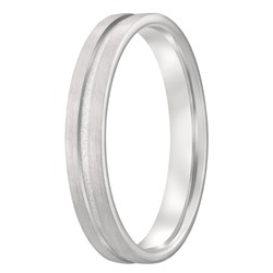 Wat een beauty is deze zilveren ring! Mooi gematteerd en in de elegant verlaagde middenbaan hebben onze diamantzetters subtiel een briljant gezet.