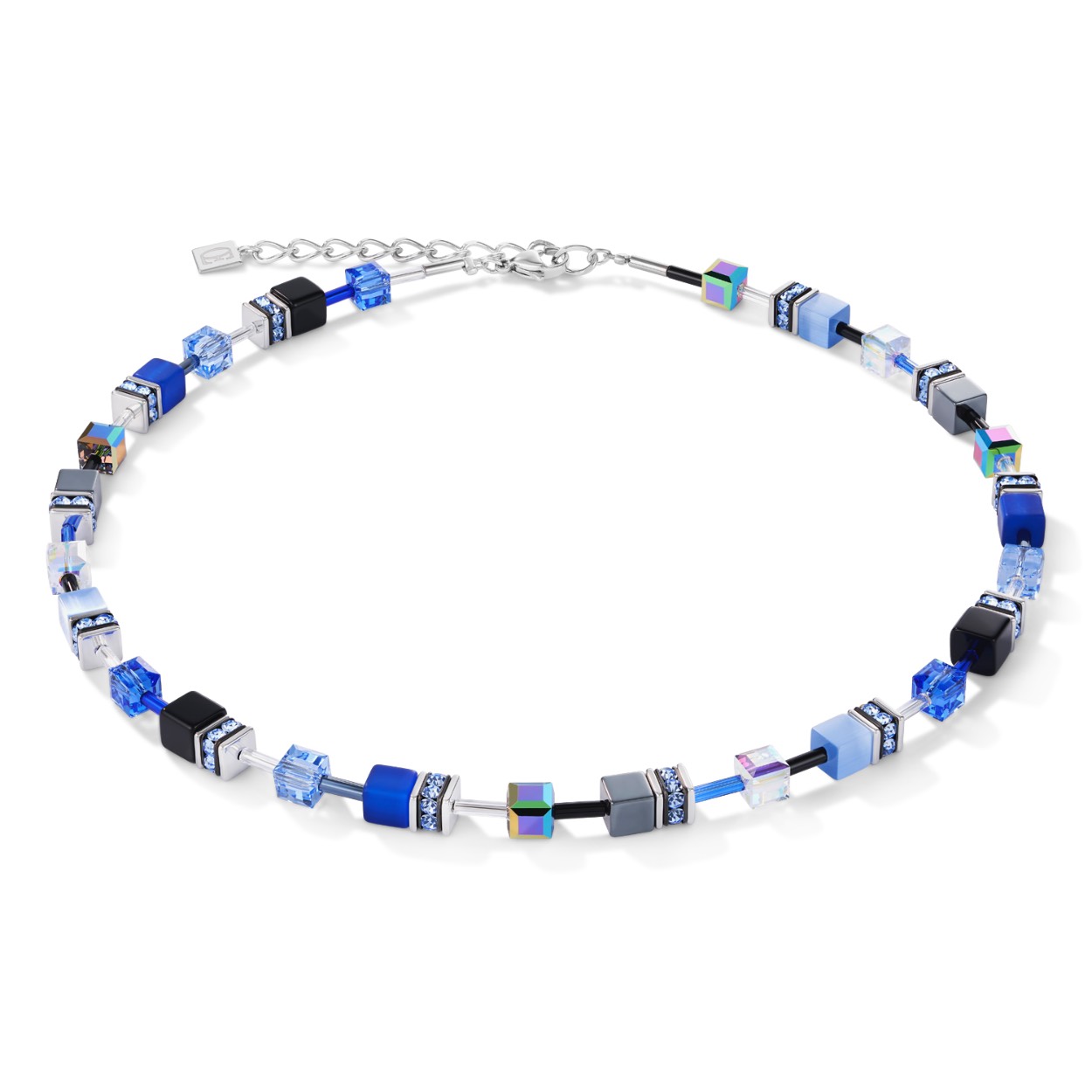 Het eerste dat opvalt aan deze Coeur de Lion ketting is het kleuren spectrum. De kleuren van verschillende tinten blauw en grijs zijn er op subtiele wijze in gebruikt. Een mooi, strak design dat bij iedere kledingstijl past! Het collier van Coeur de Lion is gemaakt van edelstaal, polaris, bergkristal en Swarovski kristallen. Met een lengte van 42 tot 48 cm kan iedere dame dit kleurrijke sieraad dragen!