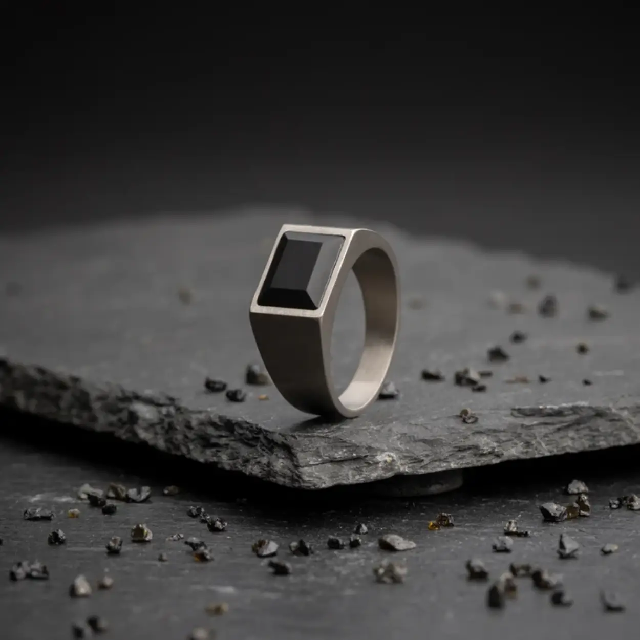 De Credo Silver Black ring bestaat uit titanium en is afgewerkt met een custom zwarte Agaat steen. Agaat is een beschermende steen die voornamelijk voorkomt in de VS en Mexico. Zijn energie zou zorgen voor meer stabiliteit en rust.