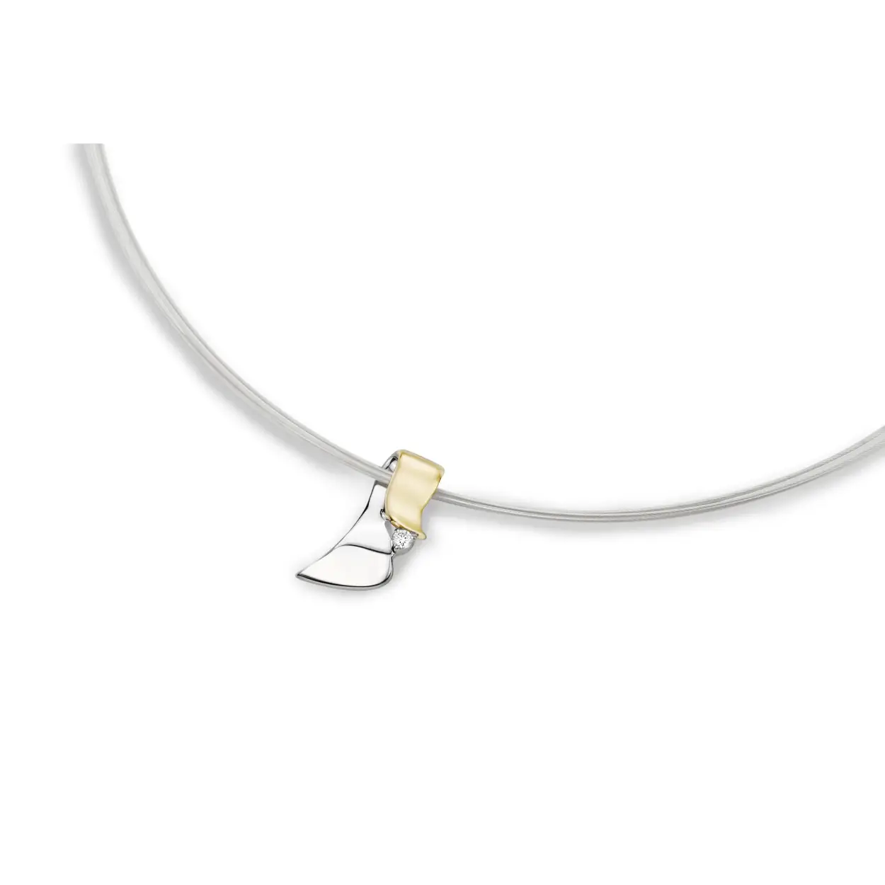 Ga helemaal in stijl de deur uit met dit prachtige collier van Gala Design. De hanger is gemaakt van 925 zilver en 925 zilver Gold-Plated en heeft mooie zirkonia steentjes.  Maak je look helemaal compleet en combineer ze met de andere sieraden van de Veil Collectie.