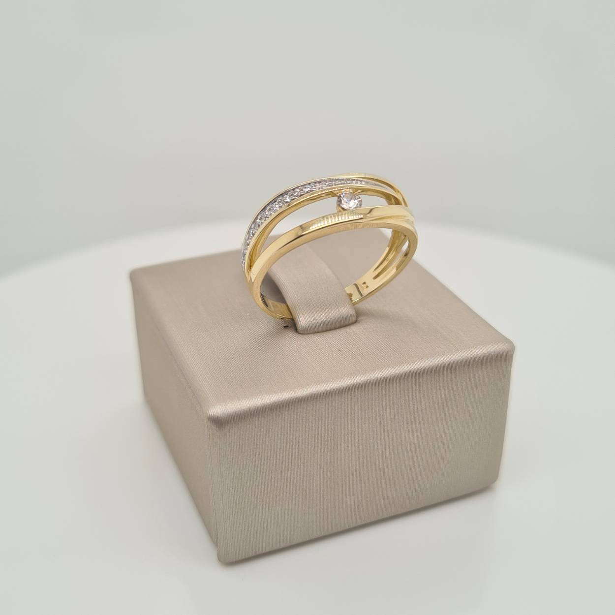 Prachtige 14krt gouden ring met zirkonia.

Deze ring is maat 58 (18,5), heeft u interesse in een andere maat? Neem dan contact met ons op