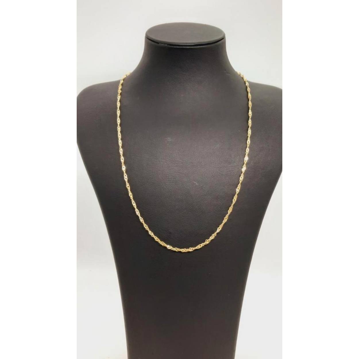 De gouden ketting met modelnummer 0003866 is een elegante 14-karaats halsketting van 40 cm. Gemaakt van hoogwaardig goud, heeft het een glanzende afwerking. De ketting is 1,9 mm breed en heeft een gouden kleur. Perfect voor dagelijks gebruik of speciale gelegenheden, deze ketting voegt een subtiele elegantie toe aan elke outfit.