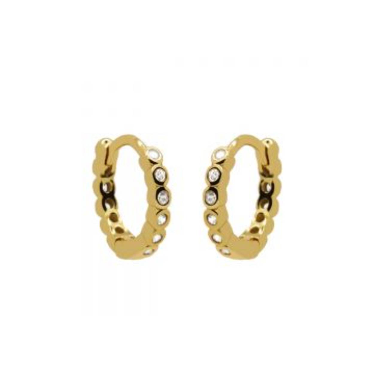 De Karma Plain Hinged Hoops Zirconia Dots 11MM Goldplated zijn crelen gemaakt van verguld zilver. Ze bevatten glinsterende zirconia accenten voor een elegante uitstraling. Draag ze bij zowel casual als formele outfits voor een verfijnde look. Perfect als aanvulling op dagelijkse outfits of voor speciale gelegenheden.