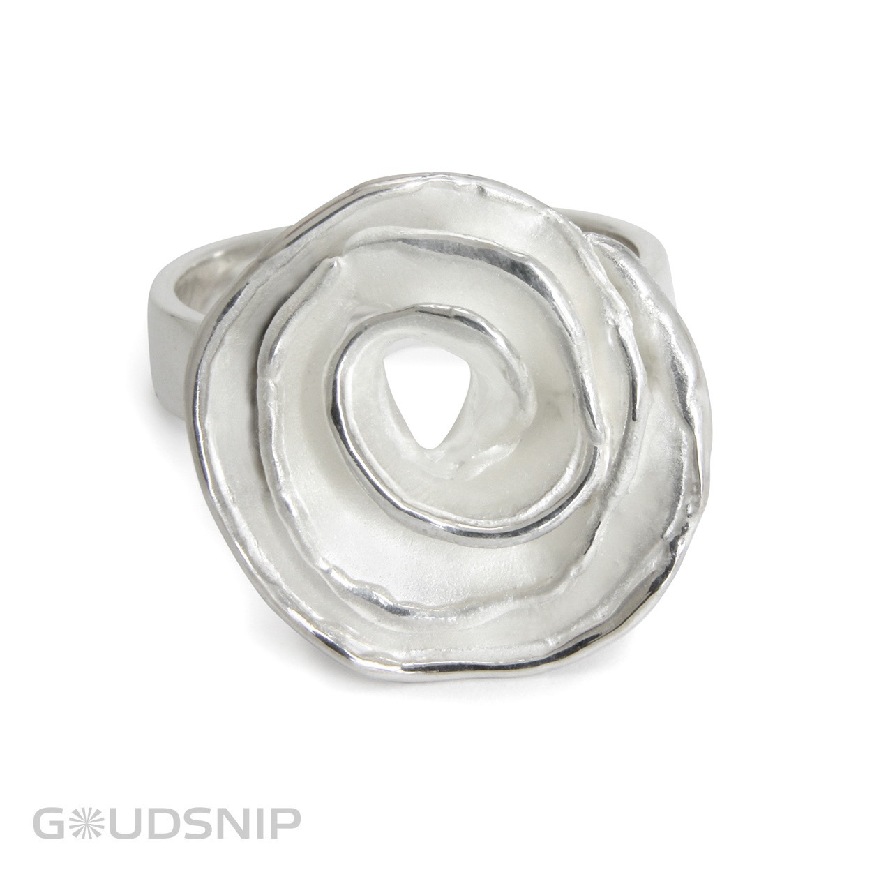 Handmade zilveren ring. Handgemaakt in ons atelier. Ontworpen en vervaardigd in ons eigen atelier. 