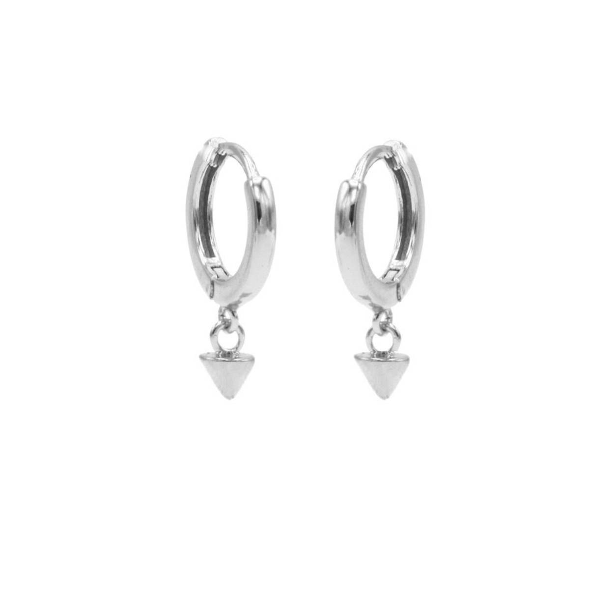 Karma hinged symbols hoops. Mooie creool met clip sluiting en de hanger hangt onder de oorbel in een klein ringetje. De oorbellen zijn verkrijgbaar in 3 verschillende kleuren, Rose, Goud en Zilver. De lengte van de totale oorbel is 26mm. Karma sieraden worden gemaakt van de beste materialen. Zo is dit sieraad gemaakt van sterling zilver met een mooie plating. Karma oorbellen staan heel leuk in jouw earparty en kunnen bij elke gelegenheid worden gedragen
