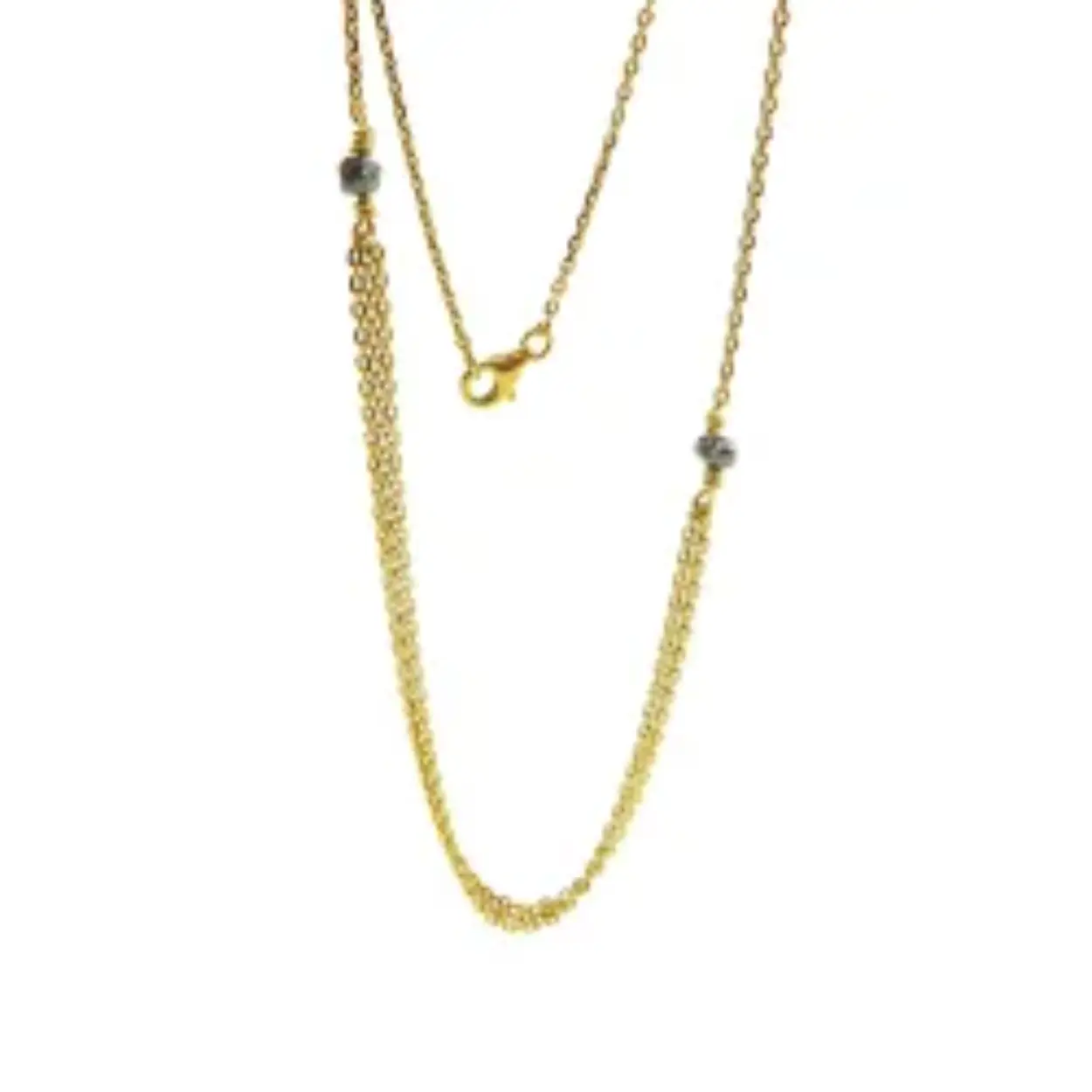 Vergulde Sterling Zilveren ketting met 2 antraciet Ruwe Diamanten die doorloopt in 3 rijen, wat perfect past bij de armband 101-777-A.

De kettingen zijn aan alle kanten gediamanteerd/gefacetteerd, daarom veel glanzender/glinsterender dan gewone ankerkettingen - zeer spannende uitstraling