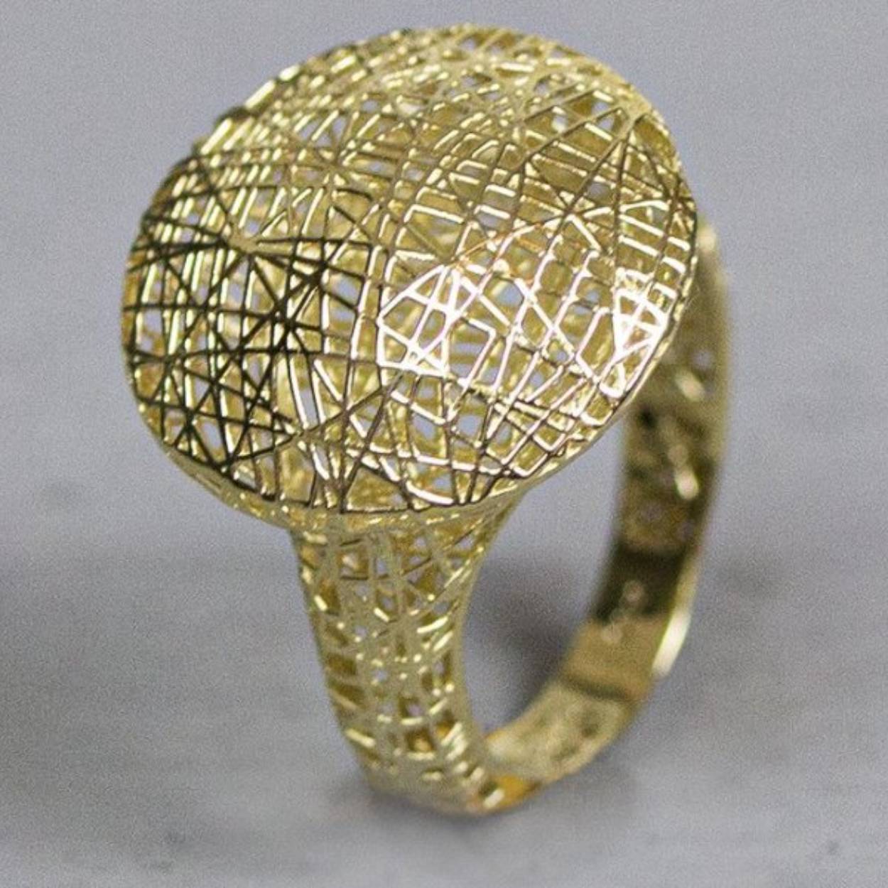 Ring 14k ovaal en bol 5,6 gram mt 54 
geelgouden 3D gemaakte ring