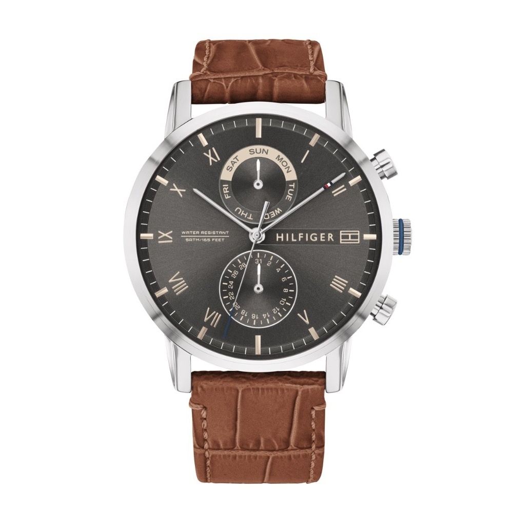 Dit klassieke herenhorloge is van Tommy Hilfiger. De wijzerplaat is voorzien van een dag-aanduiding. Het horloge is een multifunctie en de diameter van de horlogekast is 44 mm.

SPECIFICATIES
- Mineraal glas
- Ronde kastvorm 44 mm
- Stalen horlogekast 
- Grijze sunray wijzerplaat 
- Bruin leren kroko print horlogeband