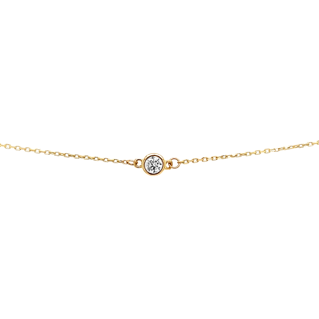 Dit 14-karaats gouden armbandje is ontzettend leuk! De ankerschakel wordt verbonden door een zirkonia steentje gezet in een ronde zetkast. De armband is verstelbaar van 17cm tot 19cm.