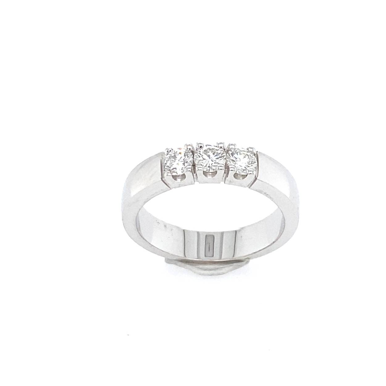 een witgouden R&C carole ring met 3 x 0.18 crt briljant geslepen diamant