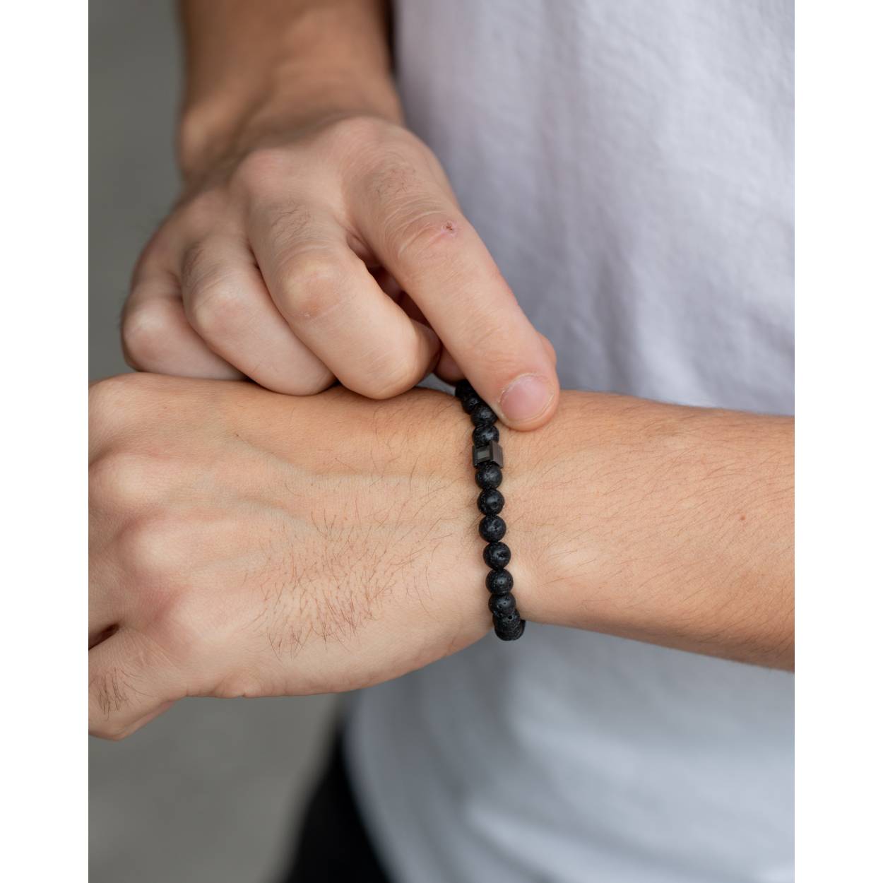 De Black Lava 6mm armband is gemaakt van 6mm Lavasteen kralen. Lavasteen wordt als energiedragend beschouwd omdat het letterlijk uit het centrum van de aarde komt. Deze steen komt voornamelijk voor in Azië en wordt gevormd door magma van vulkaanuitbarstingen. Deze steen heeft een kalmerende en helende werking waarbij tegelijkertijd intense energie vrijkomt.